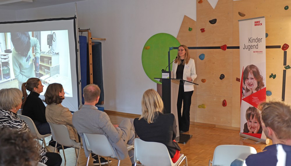 Barbara Schett (Pädagogische Beratung und Qualitätsmanagement) erläuterte die Idee der neuen Werkstatt, deren Angebot für Kinder ab drei Jahren und SchülerInnen geeignet ist.