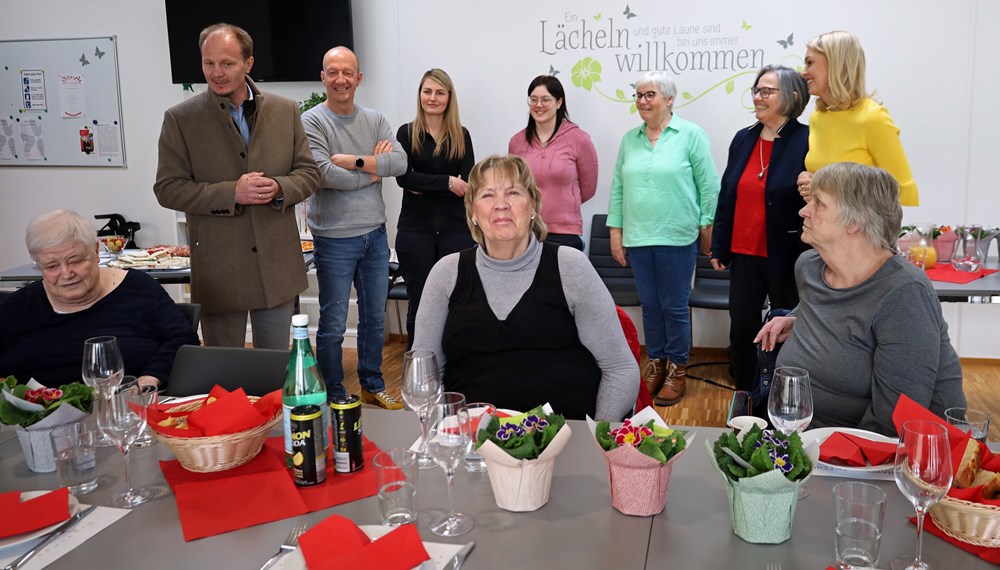 Bürgermeister Johannes Anzengruber (l., stehend) und Vizebürgermeisterin Elisabeth Mayr (r. stehend) statteten den SeniorInnen gemeinsam mit den Stadtgärtnerinnen Ramona Prinoth (3.v.l., stehend) und Stefanie Huetz (4.v.l., stehend) sowie VertreterInnen der ISD einen Besuch ab.