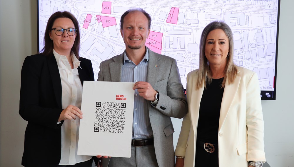 Die Stadt Innsbruck sucht passende Projekte für freie Gewerbeflächen: Bürgermeister Johannes Anzengruber, Stadträtin Mariella Lutz und Patricia Walser (Referat Immobilien, li.) stellten die neue Initiative für die Einräumung von Baurechten vor.