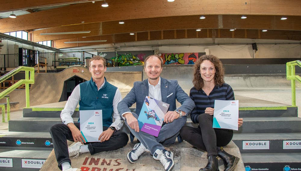 Präsentation des Tätigkeitsberichts 2024: Bürgermeister Johannes Anzengruber, Sabrina Scheiber (r., Institut für Sportwissenschaft) und Projektleiter Tassilo Berghamer (l., Sportamt Stadt Innsbruck) stellten in der Skatehalle Innsbruck die bisherigen Maßnahmen und zukünftigen Schritte des Sportentwicklungsplans vor.