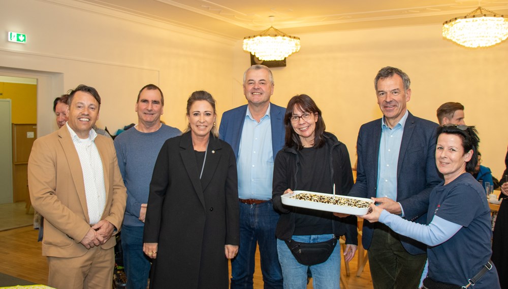 Vizebürgermeister Georg Willi (2. v. r.), Stadträtin Mariella Lutz (3. v. l.), IIG-Geschäftsführer Franz Danler (l.), ISD-Geschäftsführer Hubert Innerebner (4. v. l.), Raimund Sölder (Leitung Wohnungslosenhilfe, 2. v. l.) sowie die Mitarbeiterinnen der ISD freuen sich über die Eröffnung der neuen Begegnungszone am Haydnplatz 5.