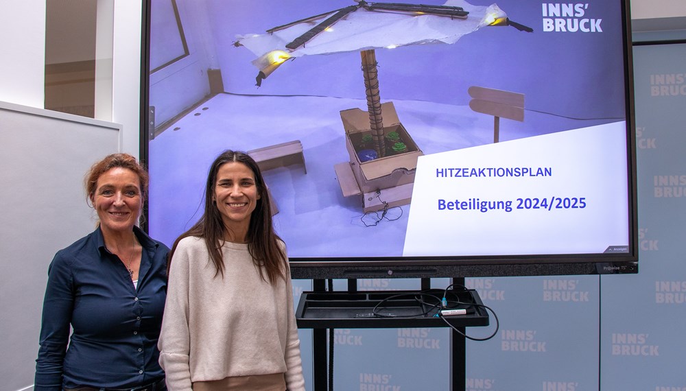 Stadträtin Janine Bex (re.) und Christine Schermer (Referat Stadtklima und Umwelt) präsentierten im Rahmen eines Pressegesprächs die bisherige Arbeit im Zusammenhang mit dem Hitzeaktionsplan. Noch bis Sonntag, 2. März, können über die digitale Beteiligungsplattform Vorschläge eingereicht werden.