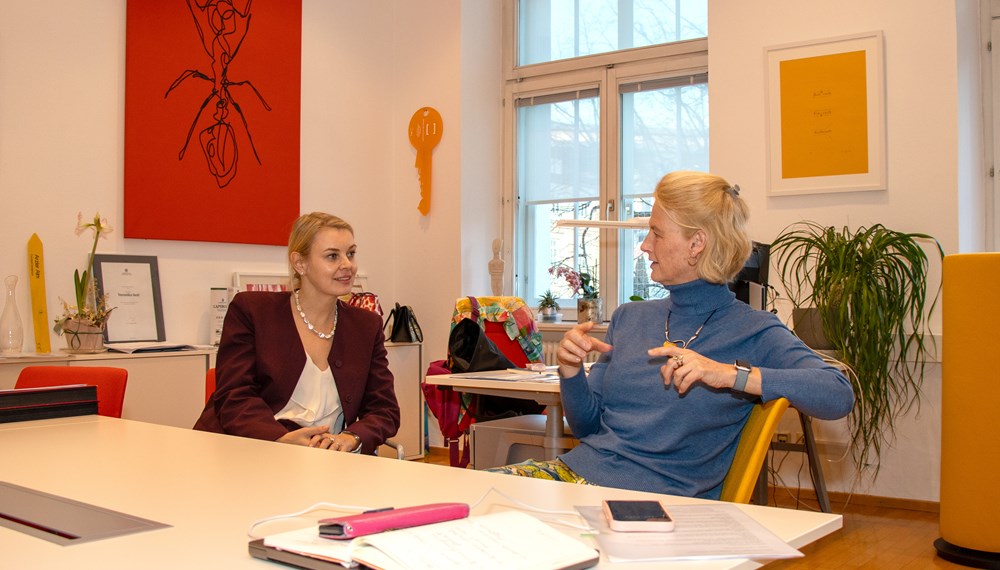 Vizebürgermeisterin Elisabeth Mayr und Rektorin Veronika Sexl sind sich einig: Es ist leider noch einiges zu tun, bis Gleichstellung erreicht ist.