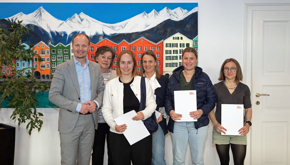 Bürgermeister Johannes Anzengruber (l.) mit den Nutzerinnen der Beteiligungsplattform, die unter den ersten 50 Einreichenden als Gewinnerinnen ausgelost wurden.