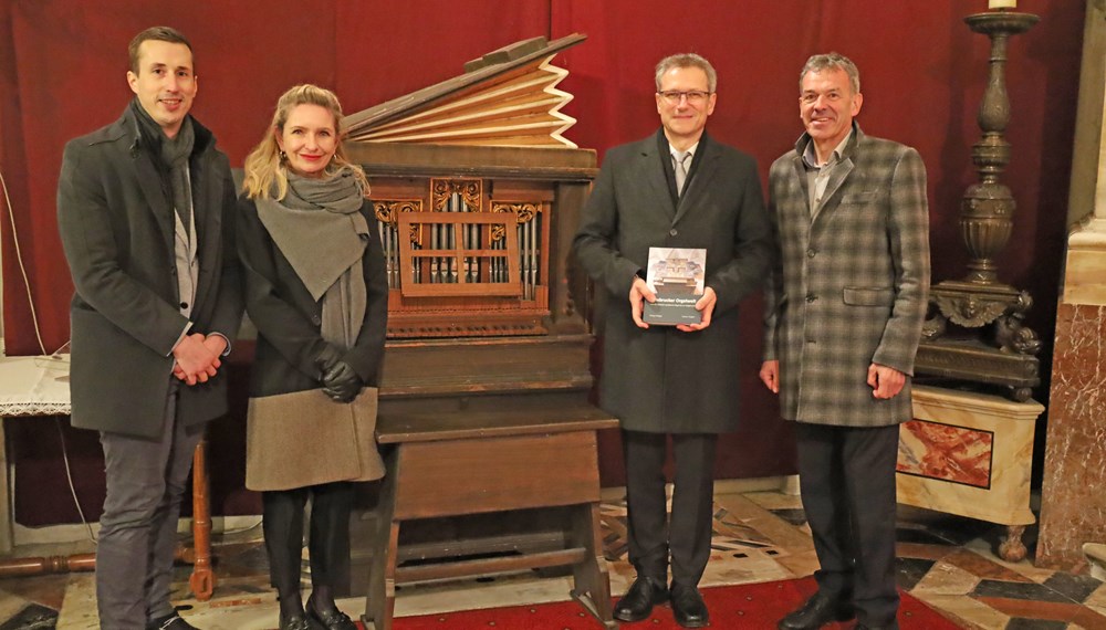 Bei der Buchpräsentation zur „Innsbrucker Orgelwelt“: Der Autor Hannes Torggler (2. v.r.) mit Vizebürgermeister Georg Willi, Kulturamtsleiterin Isabelle Brandauer und Tobias Rettenbacher (Orgelkarte, 1. v.l.) vor der Humpelorgel aus dem 17. Jahrhundert in der Innsbrucker Hofkirche.