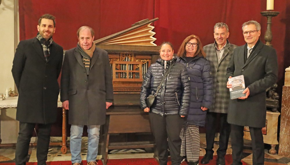 Der Autor Hannes Torggler (1. v.r.) mit (v.l.) den Organisten Elias Praxmarer und Prof. Reinhard Jaud, den Gemeinderätinnen Birgit Winkel und Marlene Trinkl und Vizebürgermeister Georg Willi vor der Humpel-Orgel in der Hofkirche.