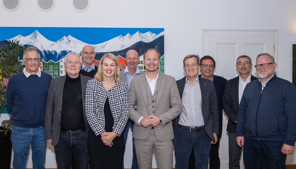 (v. l. n. r.:) Wolfgang Oebelsberger (Obmann TFV-Schulsportreferat), Wolfgang Winklehner (TTV- Präsident), Romuald Niescher (Sportamt), Vizebürgermeisterin Elisabeth Mayr, Werner Leithmayer (Amt für Schule und Bildung), Bürgermeister Johannes Anzengruber, Josef Geisler (TFV-Präsident), Christoph Ebead (Leiter der Ballsport Akademie), Dietmar Meinschad (Schulqualitätsmanager Bildungsdirektion Tirol), Schulleiter Uwe Zanolin (Sportmittelschule Reichenau).