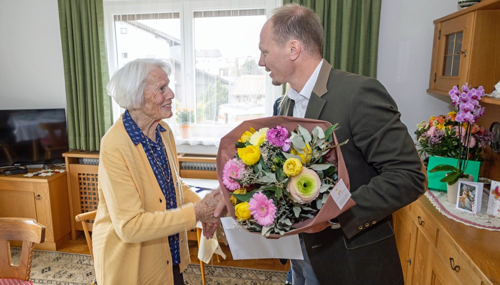 Bürgermeister Johannes Anzengruber überreichte Aloisia Pöll einen bunten Blumenstrauß und persönliche Glückwünsche zum 100. Geburtstag.