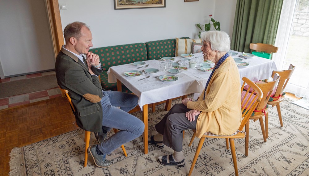 Aloisia Pöll erzählte Bürgermeister Johannes Anzengruber aus ihrem Leben.