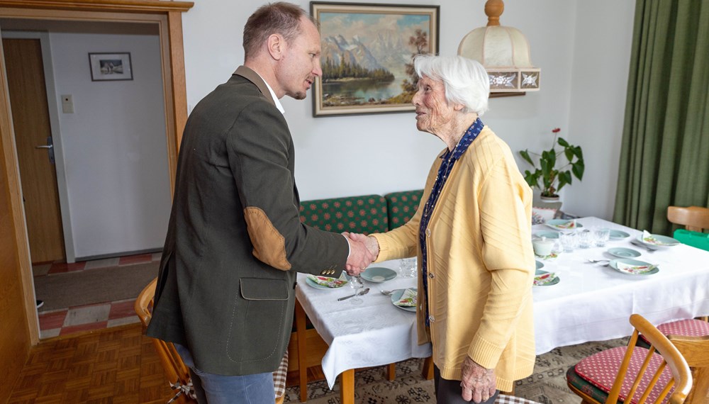 „Ich wünsche Ihnen noch ein schönes Fest – und nächstes Jahr komme ich gerne wieder vorbei!“, wünschte Bürgermeister Johannes Anzengruber der Jubilarin Aloisia Pöll.