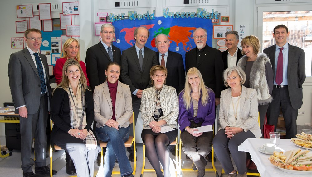 Ob der Britische Honorarkonsul Hellmut Buchroithner, DirektorInnen verschiedener Innsbrucker Gymnasien, Bezirksschulinspektor Wolfgang Haslwanter oder Bürgermeisterin Christine Oppitz-Plörer, sie alle waren zur Eröffnung der neugestalteten Räumlichkeiten der Cole International Schools gekommen. Das Besondere an der Schule im Sieglanger, die von Rosemarie E. Ladner-Cole und ihrem Team geführt wird, ist, dass der Unterricht auf Englisch und Deutsch durchgeführt wird.