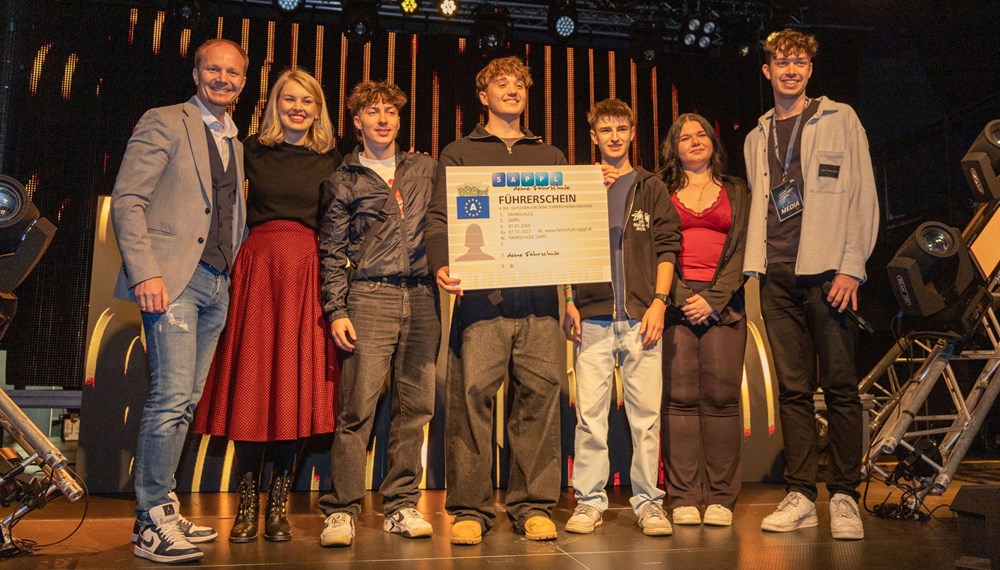 Zwei Jungbürger staubten die Hauptpreise des Gewinnspiels ab: Tickets für das „Electric Love“-Festival und einen Führerschein-Gutschein im Wert von 300 Euro. Bürgermeister Johannes Anzengruber (l.), Vizebürgermeisterin Elisabeth Mayr (2.v.l.), Moderator Patrick Scharf (alias DJ Spicy, r.) und die beiden VertreterInnen des Innsbrucker Jugendbeirats, Florian Jäger (3.v.r.) und Antonella Cizmesinkin (2.v.r.) freuten sich mit den Gewinnern.
