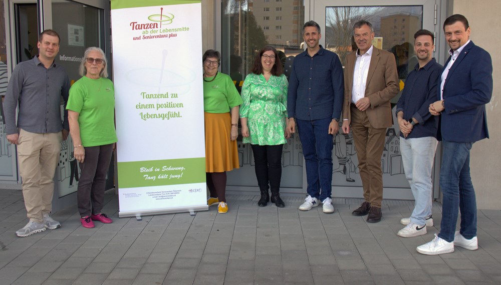 Vizebürgermeister Georg Willi (3.v.r.), Pflegekoordinator Michael Urschitz (r.) und VertreterInnen des Stadtteiltreffs Reichenau, der UMIT Tirol sowie der Tanzworkshops kamen, um das Projekt „Demenzsensibles Campagne Areal“ (DemCA) zu unterstützen.