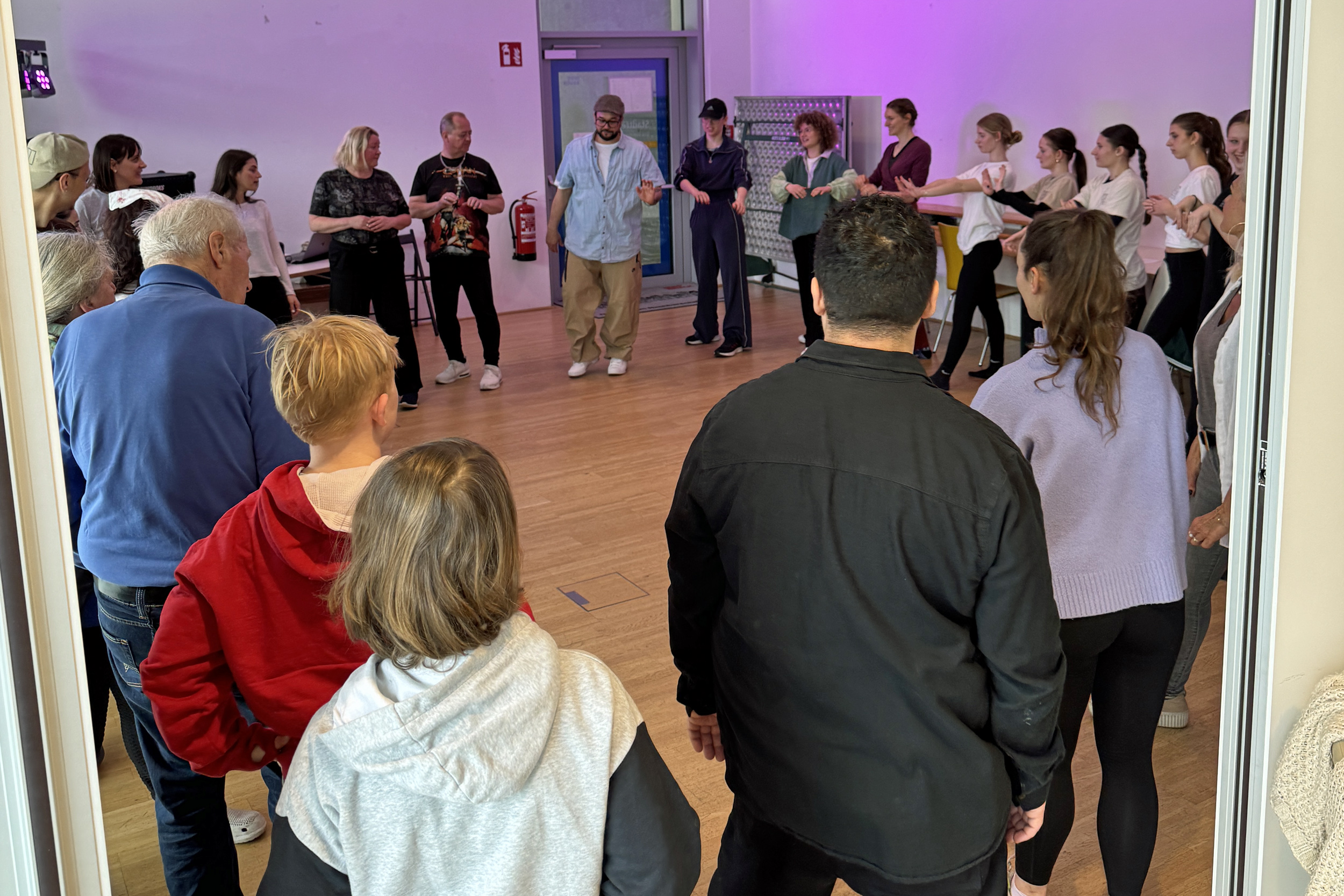 Alt und jung machten begeistert beim Tanz-Workshop mit.