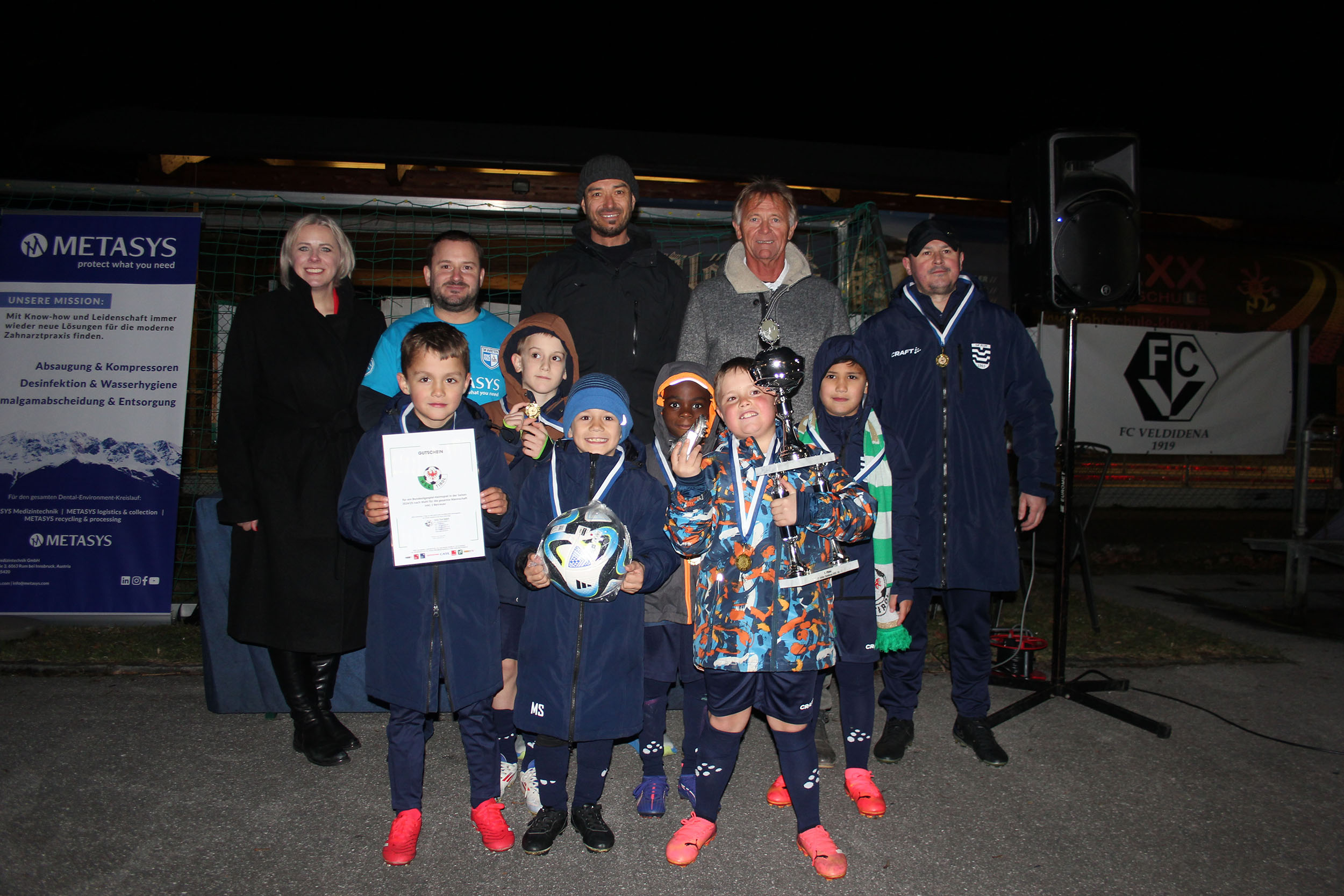 Sportausschussvorsitzende und Gemeinderätin Nicole Heinlein (hinten links) freute sich mit dem Team des SK Rum.