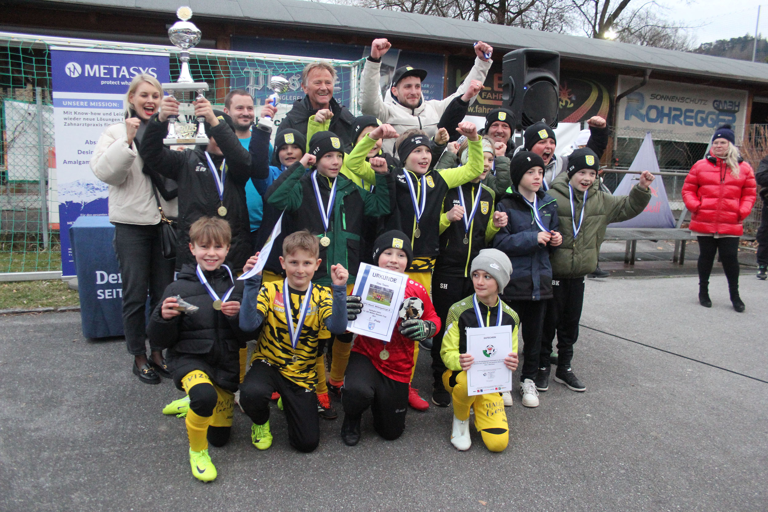 Vizebürgermeisterin Elisabeth Mayr (hinten links) jubelte gemeinsam mit den Erstplatzierten der SPG Westliches Mittelgebirge.