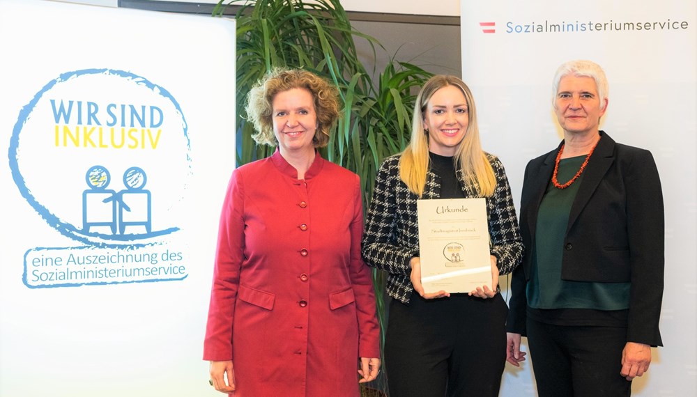 Innsbrucks Magistratsdirektorin Gabriele Herlitschka, Amtsvorständin Milka Peraic-Rasic (Personalwesen) und die Leiterin der Landesstelle Tirol des Sozialministeriumservice, Angelika Alp-Hoskowetz bei der Verleihung des Gütesiegels.