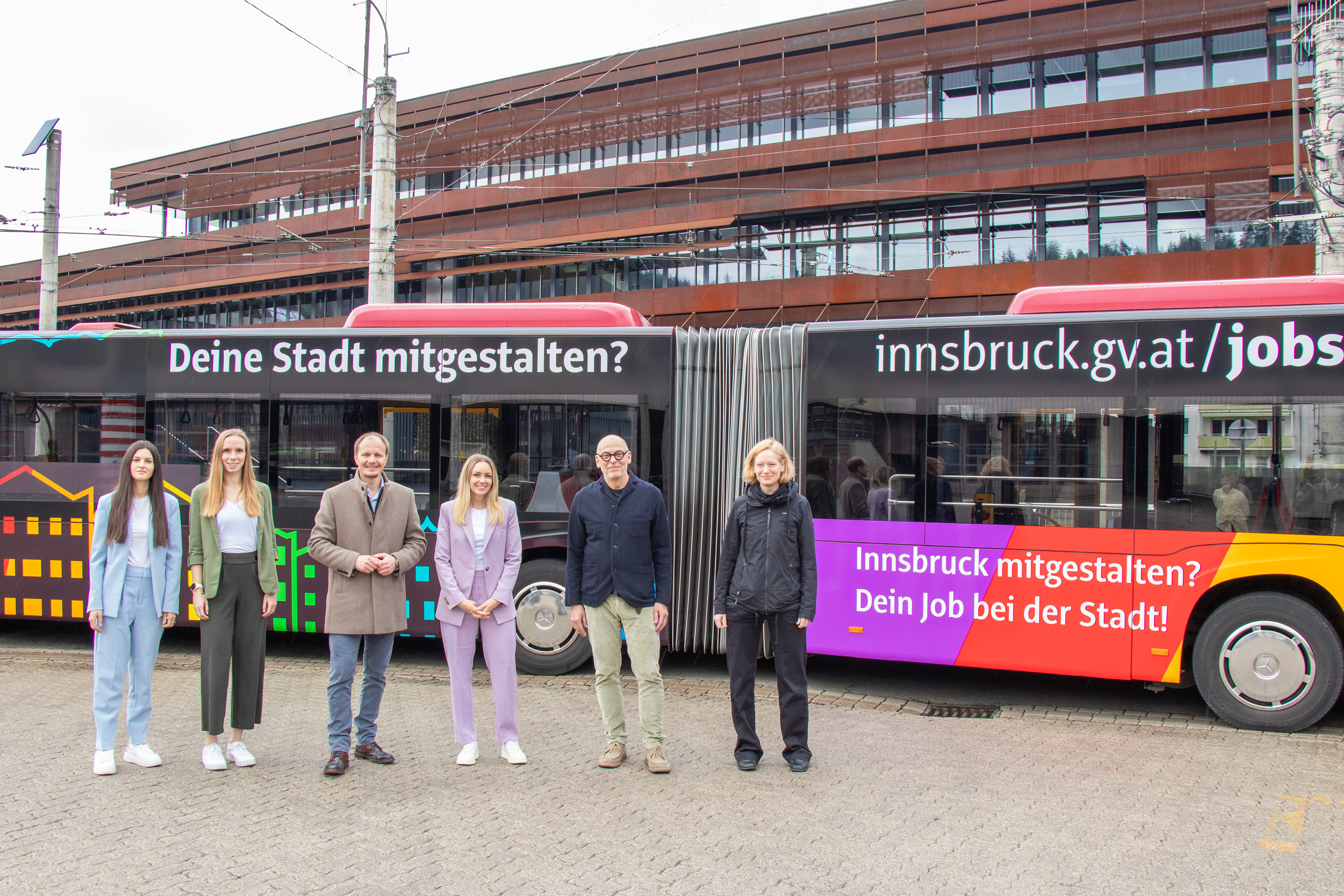 Besichtigten den neuen Karrierebus der Stadt Innsbruck (v. l.): Verena Stuppner (Referat Recruiting und Digitalisierung), Referatsleiterin Victoria Klausner (Recruiting und Digitalisierung), Bürgermeister Johannes Anzengruber, Personalamtsleiterin Milka Peraic-Rasic, IVB-Geschäftsführer Martin Baltes und Johanna Romillo (Referat Marke und Markenkommunikation).