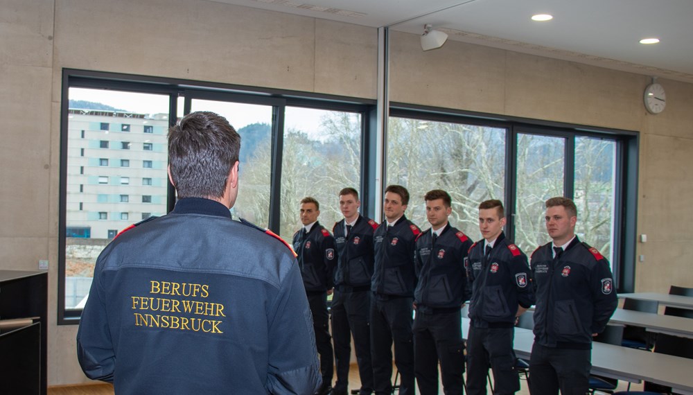 Die Berufsfeuerwehr der Stadt Innsbruck freut sich über sechs hervorragend ausgebildete neue Kameraden.