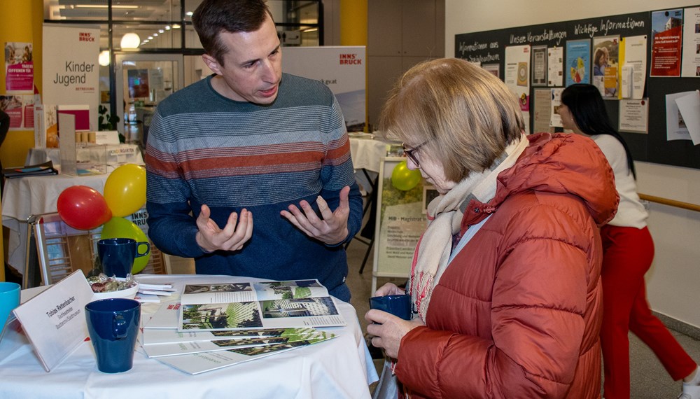 Die Stadt Innsbruck informiert vor Ort unter anderem über Bauprojekte im Stadtteil - hier über den Gedenkort Reichenau im November.