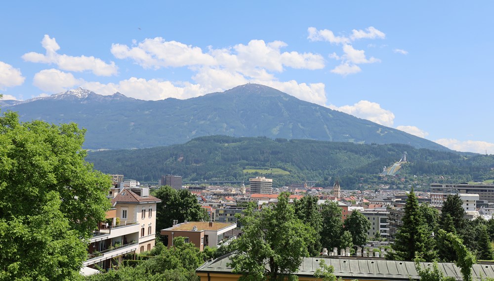 Innsbruck setzt auf innovative Wohnprojekte und nachhaltige Stadtentwicklung, um leistbaren
Wohnraum zu schaffen. Trotz begrenzter Bauflächen werden zukunftsorientierte Lösungen gefördert, die Lebensqualität und Naturraum bewahren.