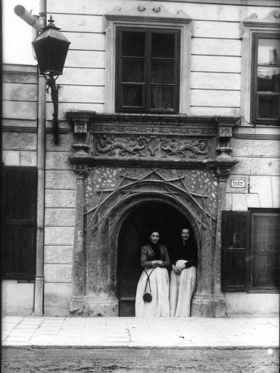 Zwei Hebammen vor der Tür der „geprüften Hebamme“ Anna Rieder in der Innstraße 85, ca. 1901–1906.