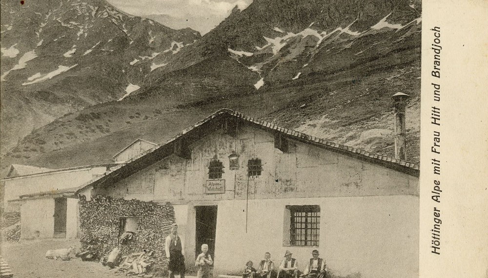 Diese Ansicht der Höttinger Alpe nahm der Innsbrucker Fotograf Alois Dalus um 1920 herum auf. Sie diente auch als Postkartenmotiv.