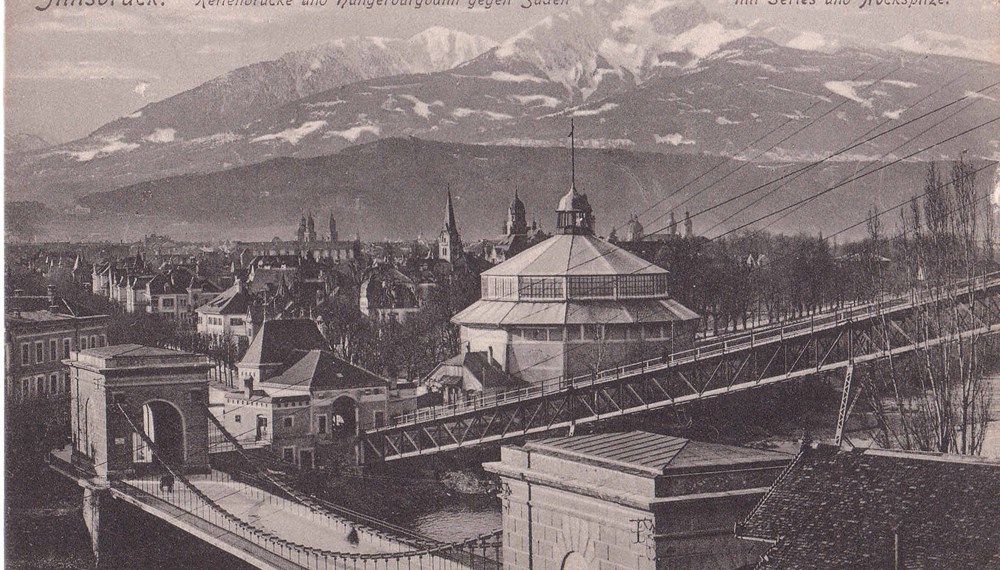 Die alte Kettenbrücke, die Hungerburgbahn und die Rotunde, in der das Riesenrundgemälde über Jahrzehnte hinweg ausgestellt wurde, ist auf dieser Postkarte aus dem Verlag Wilhelm Stempfle abgebildet. Seit dem Jahr 2011 wird das Riesenrundgemälde im Tirol Panorama ausgestellt.