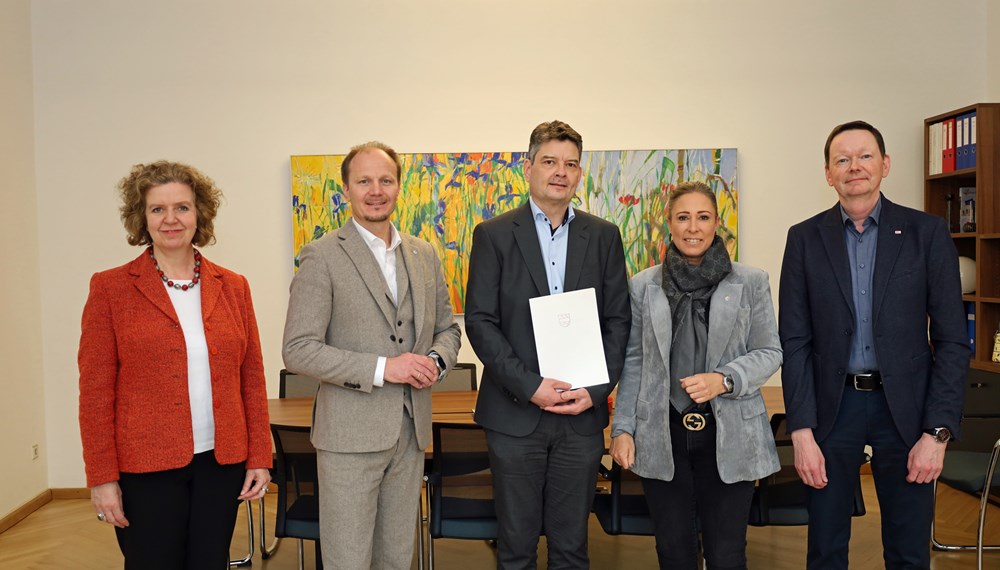 Mit Wirkung vom 1. April 2025 wird Karl-Heinz Reckziegel (3.v.r.) zum Vorstand des Amtes Tiefbau bestellt. Im Beisein von Magistratsdirektorin Gabriele Herlitschka, Bürgermeister Johannes Anzengruber, Tiefbau-Stadträtin Mariella Lutz und Abteilungsleiter Robert Schöpf (v.r.) bekam der neue Amtsleiter feierlich sein Dekret verliehen.