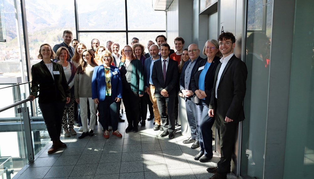 Kürzlich besuchte eine Delegation der Geschäftsprüfungskommission Zürich die Tiroler Landeshauptstadt. Die BesucherInnen aus der Schweiz tauschten sich unter anderem mit dem städtischen Kontrollausschuss unter Vorsitz von Gemeinderat Mesut Onay aus. Auch Bürgermeister Johannes Anzengruber und Magistratsdirektorin Gabriele Herlitschka wohnten der Tagung im Innsbrucker Rathaus gemeinsam mit städtischen VertreterInnen bei.