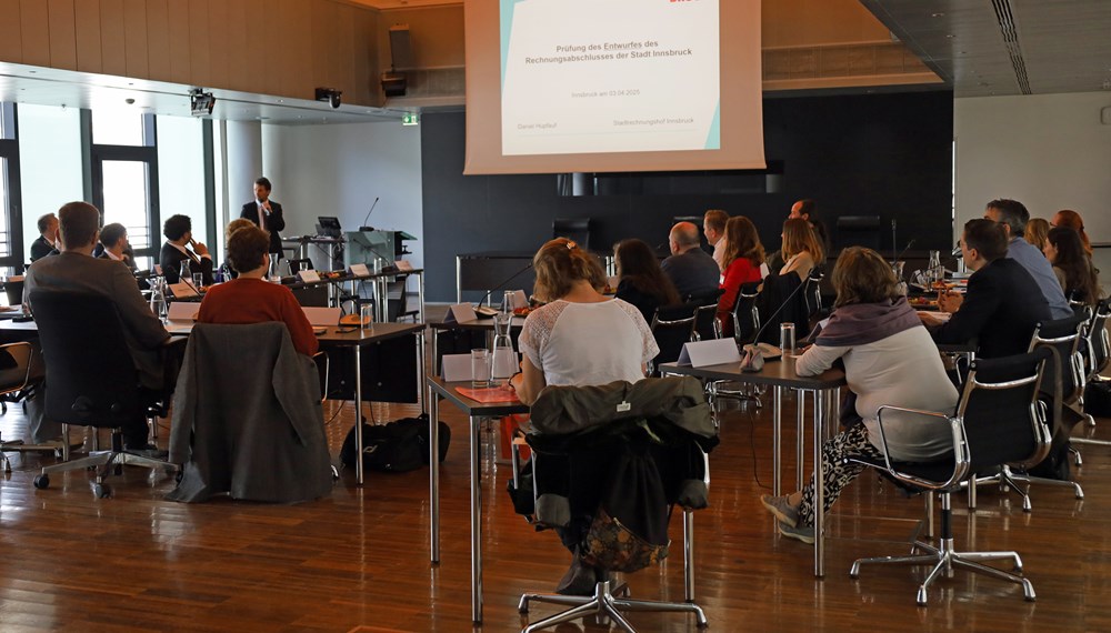 Kürzlich besuchte eine Delegation der Geschäftsprüfungskommission Zürich die Tiroler Landeshauptstadt. Die BesucherInnen aus der Schweiz tauschten sich unter anderem mit dem städtischen Kontrollausschuss unter Vorsitz von Gemeinderat Mesut Onay aus. Auch Bürgermeister Johannes Anzengruber und Magistratsdirektorin Gabriele Herlitschka wohnten der Tagung im Innsbrucker Rathaus gemeinsam mit städtischen VertreterInnen bei.