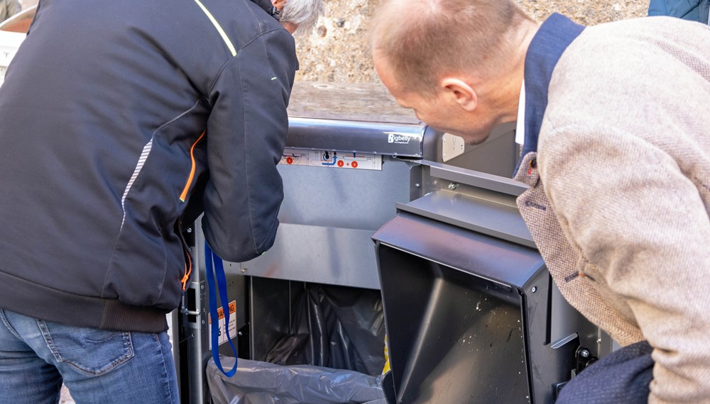 Die neuen Mülleimer sind mit Photovoltaik betrieben und bieten durch das Zusammenpressen des darin enthaltenen Abfalls eine höhere Aufnahmekapazität.