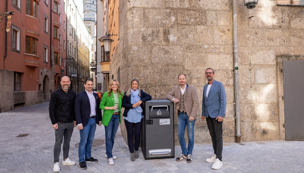 V.l.n.r.: André Lomsky (Innsbruck Tourismus), Amtsvorstand Johannes Wetzinger (Straßenbetrieb), Geschäftsführerin Barbara Plattner (Innsbruck Tourismus), Stadträtin Mariella Lutz (Wirtschaft und Tourismus, Tiefbau, Straßenbetrieb), Bürgermeister Johannes Anzengruber und Obmann Peter Paul Mölk (Innsbruck Tourismus) freuen sich über die neuen Maßnahmen zur Verschönerung der Altstadt.