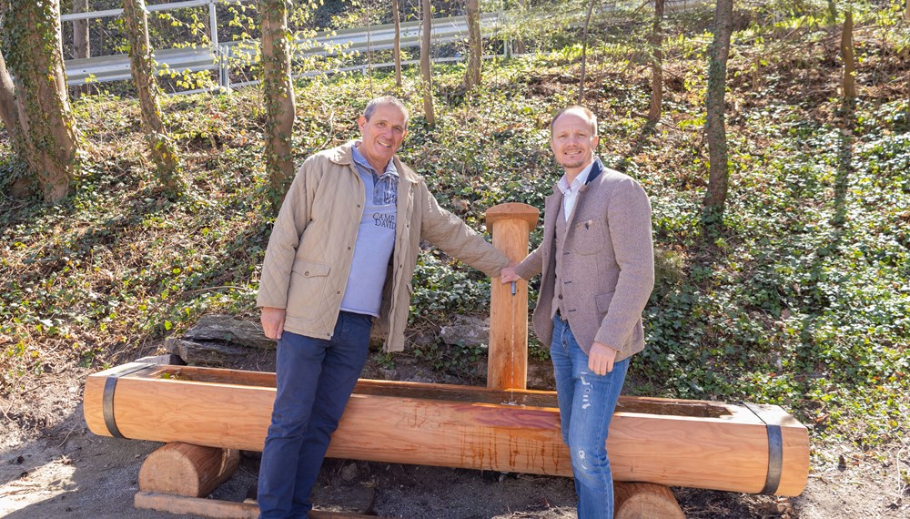Frisches Wasser für Groß und Klein: Bürgermeister Johannes Anzengruber (r.) und Obmann Dietmar Gscheidlinger (Interessensgemeinschaft Bergisel) begrüßen den neuen Trinkwasserbrunnen bei der Spielanlage im Tummlerpark.