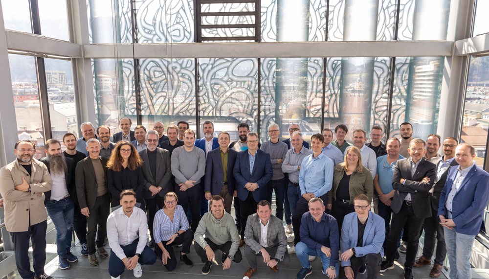 Am 8. und 9. April 2025 tagte in Innsbruck der 93. Fachausschuss für Informationstechnologie und Digitalisierung des Österreichischen Städtebundes. Rund 40 IT-LeiterInnen und Fachkräfte aus ganz Österreich diskutierten aktuelle Entwicklungen – darunter der AI Act und der KI-Einsatz in der öffentlichen Verwaltung. Weitere Schwerpunkte waren die elektronische Rechnungszustellung mit KI-Unterstützung sowie digitale Lösungen im Bereich Mobilitätsdaten. Organisiert wurde der Ausschuss vom Österreichischen Städtebund, Fachgruppe IT-Kommunikation. Der Österreichische Städtebund ist die kommunale Interessensvertretung von insgesamt 260 Städten und größeren Gemeinden und bietet seinen Fachausschüssen eine wichtige Kommunikationsplattform für regionalpolitische Angelegenheiten in den unterschiedlichen Bereichen. Der Verein wurde am 24. September 1915 gegründet. Neben Wien und den Landeshauptstädten sind praktisch alle Gemeinden mit mehr als 10.000 EinwohnerInnen Mitglieder.