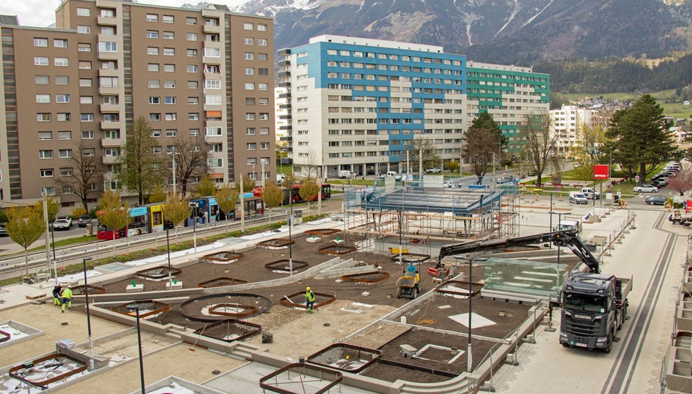 Ein Jahr nach Baustart sind die Bauarbeiten am DDr.-Alois-Lugger-Platz in vollem Gange – die Eröffnung folgt im Sommer 2025.