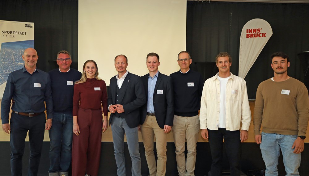 Beim 2. Innsbrucker Sportdialog stand die Rolle der Sportvereine im Mittelpunkt (v. l.): Sportamtsleiter Romuald Niescher, Martin Eder (Obmann RV Innsbrucker Schwalben), Julia Schamanajew, Bürgermeister Johannes Anzengruber, Thomas Wicho, Klaus Dengg (Obmann-Stv. RV Innsbrucker Schwalben), Tassilo Berghamer und Johannes Mairoser (beide Sportamt).
