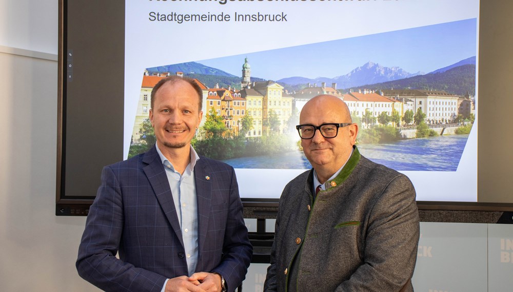 Öffentliche Hand als Wirtschaftsmotor: Finanzreferent Bürgermeister Johannes Anzengruber und Finanzdirektor Martin Rupprechter (re.) präsentierten den Rechnungsabschluss 2024.