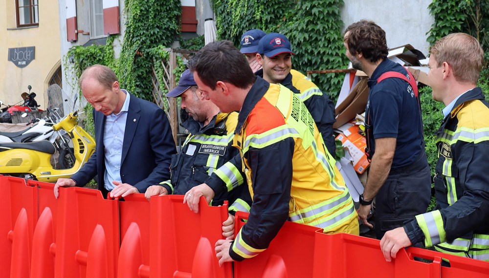 Auch Hochwasserschutz gehört zu den Aufgaben der Feuerwehr – hier bei einer Übung im Sommer 2024 zum Aufbau der neuen, mobilen Hochwasserschutz-Elemente der Innsbrucker Berufsfeuerwehr am Innufer bei der Altstadt.