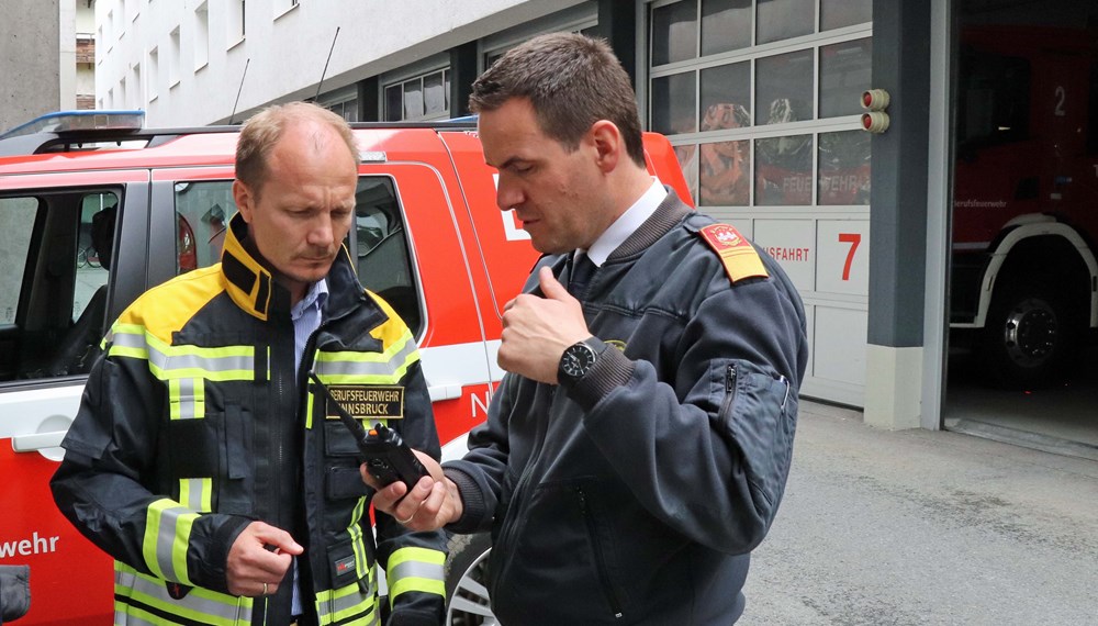 Bürgermeister Johannes Anzengruber (l.) und Branddirektor Helmut Hager (r.) bedanken sich bei den Feuerwehrleuten für ihren Einsatz. (Im Bild beim 2024 erfolgten Antrittsbesuch des Bürgermeisters bei der Berufsfeuerwehr) ©IKM/F.Bär
