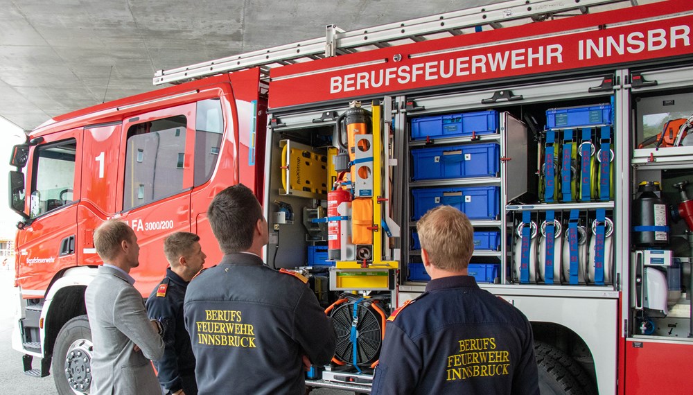 Die Innsbrucker Feuerwehrleute werden von speziellen Einsatzfahrzeugen dorthin gebracht, wo sie gebraucht werden. Seit 2024 sind auch die beiden neuen Tanklöschfahrzeuge (TLFA) 1. Gruppe und 2. Gruppe im Einsatz. (Im Bild v.l.n.r.: Bürgermeister Johannes Anzengruber, Offizier Marco Eller, Branddirektor Helmut Hager und Offizier Manuel Schieferle begutachten die Ausstattung des TLFA 1. Gruppe)