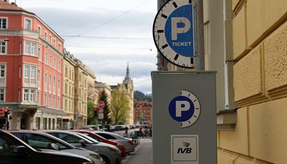 Ab 22. April sind in den bewirtschafteten Zonen von Innsbruck 1,10 Euro pro halber Stunde zu bezahlen.