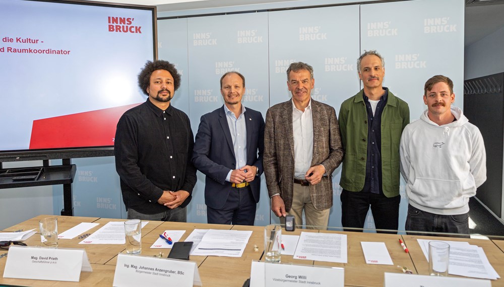 Bürgermeister Johannes Anzengruber (2.v.l.), Vizebürgermeister Georg Willi (3.v.l.), p.m.k-Geschäftsführer David Prieth (l.) und Konrad Wolfgang (r.) vom Bonanza Kollektiv mit dem neuen Kulturraum-Koordinator Thomas Bonora (2.v.r.).