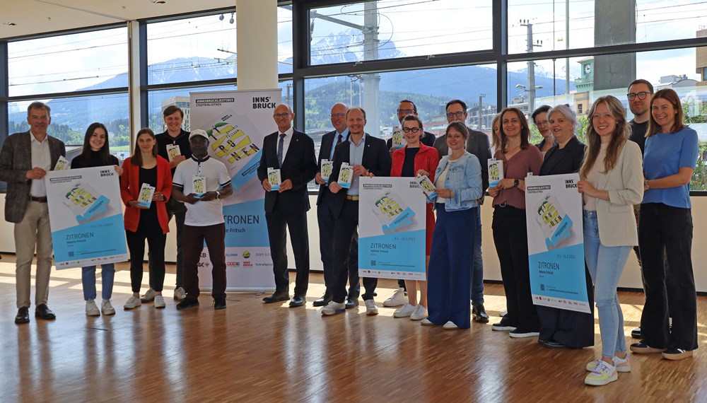 Präsentierten das Buch „Zitronen“ von Valerie Fritsch: Landeshauptmann Anton Mattle (6. v.l.), Bürgermeister Johannes Anzengruber (8. v.l.) und Vizebürgermeister Georg Willi (1. v.l.), Juryvorsitzende Doris Eibl (10. v.l.) und die VeranstalterInnen und SponsorInnen laden zur Leseaktion im Mai ein.