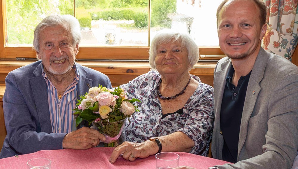 Bürgermeister Johannes Anzengruber gratuliere dem Ehepaar Kuster zur Gnadenhochzeit. © M. Freinhofer