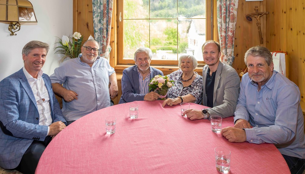 Gemeinsam wurde gefeiert: Bürgermeister Johannes Anzengruber mit Hildegard und Walter Kuster und ihren drei Söhnen (v. l.) Robert, Manfred und Helmut.
