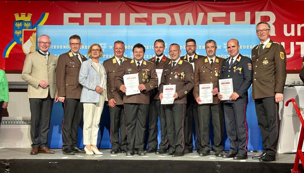 Landeshauptfrau Johanna Mikl-Leitner (3.v.l.) ehrte eine Delegation der Tiroler Feuerwehrleute, die im Vorjahr zahlreiche Einsätze im Zuge des Hochwassers in Niederösterreich absolvierten. Stellvertretend für die Berufsfeuerwehr Innsbruck nahm Offizier Marcus Wimmer (2.v.r.) den Dank des Landes Niederösterreich entgegen. Im September 2024 war insbesondere die Stadt Rust im Tullnerfeld (NÖ) stark von Hochwasser betroffen, im Zuge der Aufräumarbeiten waren Feuerwehrleute aus ganz Österreich im Einsatz.