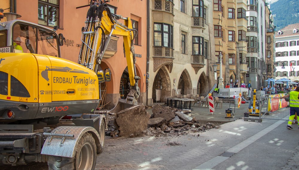 Der Asphalt in der südlichen Herzog-Friedrich-Straße wird derzeit abgetragen.