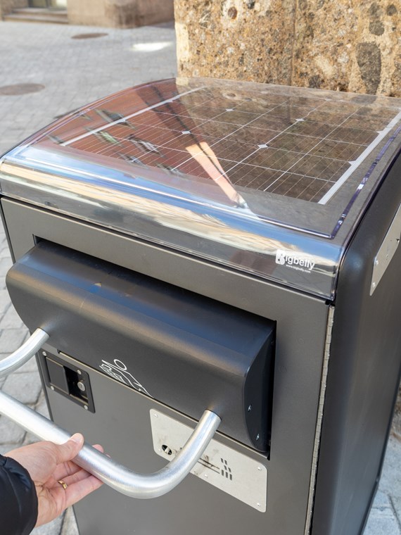 Die neuen, mit Photovoltaik betriebenen Mülleimer in der Altstadt komprimieren Abfall und melden ihren Füllstand automatisch.