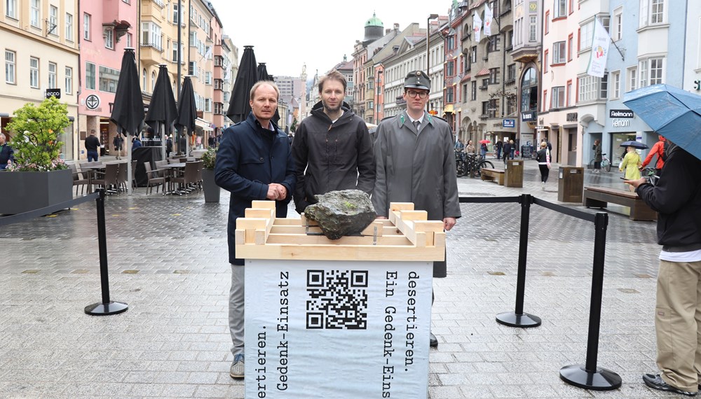 Ein Stein als temporäres Denkmal am 5. Mai: Bürgermeister Johannes Anzengruber, der Künstler Richard Schwarz (Mitte) und Alexander Jünnemann (Milizsoldat) in der Maria-Theresien-Straße.